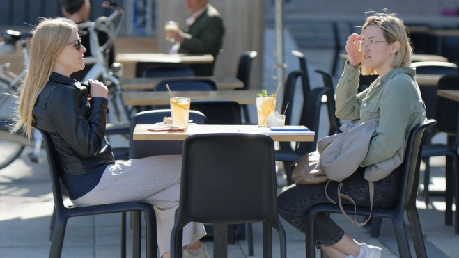 Two girls having a conversation. Source: Image by Mircea Iancu on Pixabay.