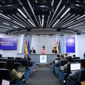 El ministro de Agricultura, Pesca y Alimentación, Luis Planas, la ministra de Inclusión, Seguridad Social y Migraciones, Elma Saiz, y la ministra de Vivienda y Agenda Urbana, Isabel Rodríguez, durante la rueda de prensa posterior al Consejo de Ministros este martes. Pool Moncloa / Sandra Armada