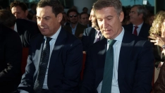 El presidente del PP, Alberto Núñez Feijóo (d) y el presidente del PP-A y de la Junta de Andalucía, Juanma Moreno. Francisco J. Olmo / Europa Press