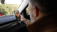 El presidente ultra de Argentina, Javier Milei, en videollamada con Santiago Abascal, presidente de la ultraderecha Vox. Fuente: Vox en X