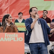 El líder de Chunta Aragonesista, Jorge Pueyo (d), durante el acto de presentación de su candidatura del Frente Amplio a las elecciones generales del 29N el pasado sábado en Madrid. Carlos Luján / Europa Press