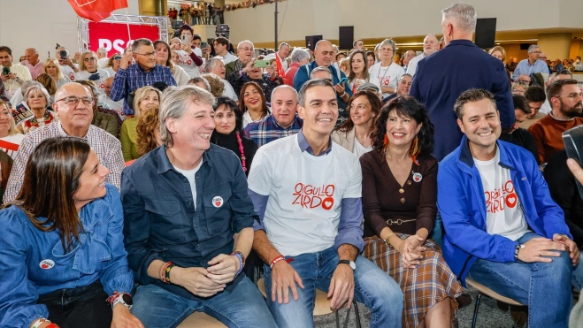 El presidente del Gobierno y candidato del PSOE al 29N, Pedro Sánchez, con la camiseta de "Orgullo zurdo" durante el acto de Burgos. Tomás Alonso / Europa Press El presidente del Gobierno y candidato del PSOE al 29N, Pedro Sánchez, con la camiseta de "Orgullo zurdo" durante el acto de Burgos. Tomás Alonso / Europa Press