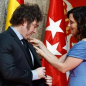 Ayuso condecorando en Madrid al presidente argentino, Javier Milei