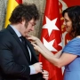 Ayuso condecorando en Madrid al presidente argentino, Javier Milei