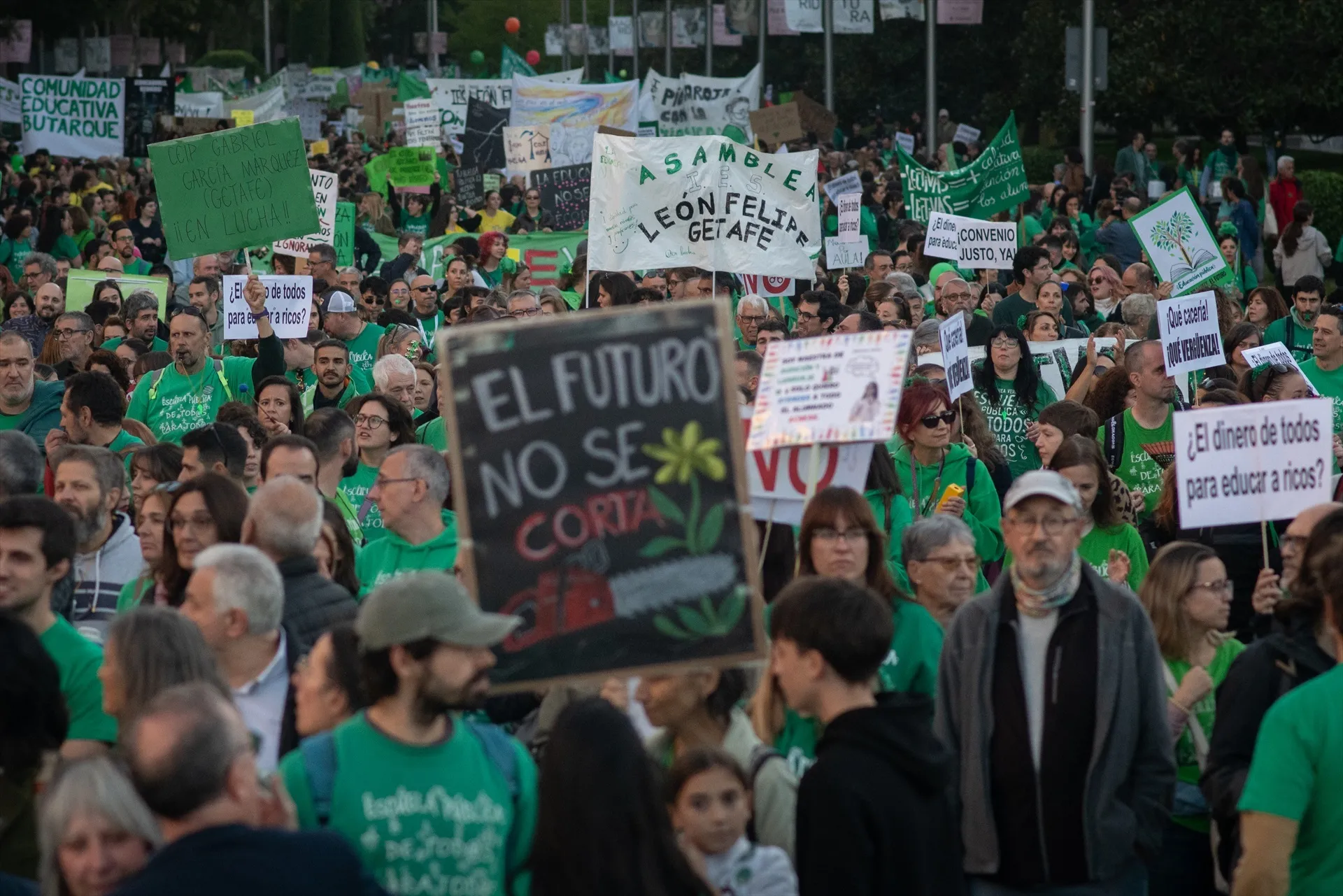 EuropaPress 7862493 cientos personas pancartas manifestacion huelga educativa 22 octubre 2026 EuropaPress 7862493 cientos personas pancartas manifestacion huelga educativa 22 octubre 2026