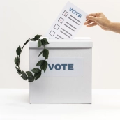 Una mano con un papel para votar en las elecciones. Fuente: Magnific. Una mano con un papel para votar en las elecciones. Fuente: Magnific.
