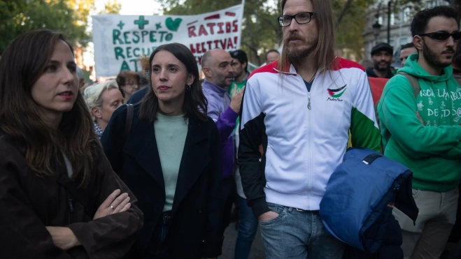 El secretario de Organización y portavoz de Podemos, Pablo Fernández; la secretaria general de Podemos, Ione Belarra (i); la secretaria política de Podemos y eurodiputada, Irene Montero (c), participan en la manifestación por la huelga educativa en Madrid. Fernando Sánchez / Europa Press El secretario de Organización y portavoz de Podemos, Pablo Fernández; la secretaria general de Podemos, Ione Belarra (i); la secretaria política de Podemos y eurodiputada, Irene Montero (c), participan en la manifestación por la huelga educativa en Madrid. Fernando Sánchez / Europa Press