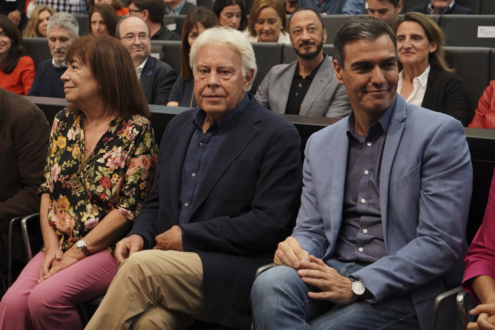 El presidente del gobierno, Pedro Sánchez, (d) junto al expresidente del gobierno, Felipe González. Francisco J. Olmo / Europa Press El presidente del gobierno, Pedro Sánchez, (d) junto al expresidente del gobierno, Felipe González. Francisco J. Olmo / Europa Press
