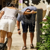 EuropaPress 5375745 hombre refresca fuente 10 agosto 2023 valencia comunidad valenciana espana