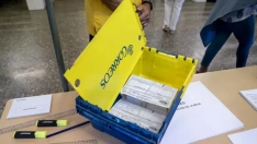 Una caja de Correos con papeletas de voto