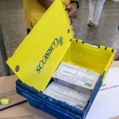 Una caja de Correos con papeletas de voto