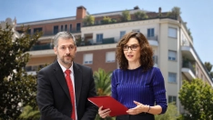 La presidenta de la Comunidad de Madrid, Isabel Díaz Ayuso, y el consejero de Presidencia, Justicia y Administración Local de la Comunidad de Madrid, Miguel Ángel García Martín. De fondo, el polémico ático en Chamberí. Elaboración propia (Imágenes de Europa Press). 