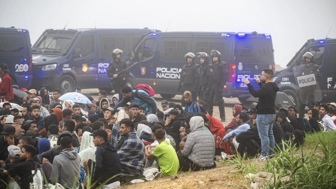 Agentes de la Policía Nacional intervienen durante el proceso de desalojo del embolsamiento de migrantes en la playa de El Trampolín. Fuente: Marcos Moreno / Europa Press. Agentes de la Policía Nacional intervienen durante el proceso de desalojo del embolsamiento de migrantes en la playa de El Trampolín. Fuente: Marcos Moreno / Europa Press.