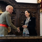 La ministra de Defensa, Margarita Robles, asiste a la toma de posesión del nuevo comandante general de Melilla. Fuente: Ananda Manjón / Europa Press.