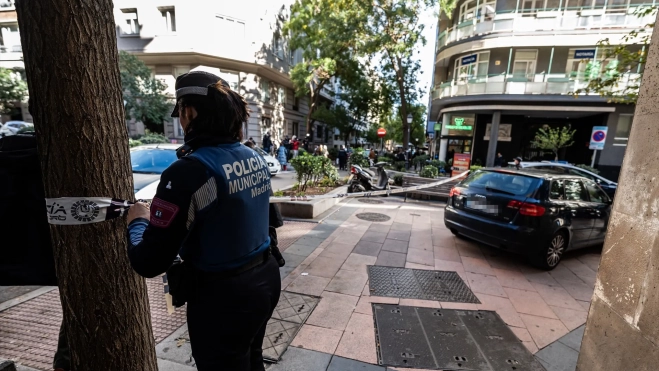 Una Agente de la Policía Municipal acordona la zona donde se ha disparado al exlíder del Partido Popular de Cataluña y cofundador de Vox, Alejo Vidal-Quadras. Fuente: Diego Radamés / Europa Press. Una Agente de la Policía Municipal acordona la zona donde se ha disparado al exlíder del Partido Popular de Cataluña y cofundador de Vox, Alejo Vidal-Quadras. Fuente: Diego Radamés / Europa Press.