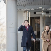 El ex portavoz de Sumar en el Congreso Iñigo Errejón sale de declarar en los juzgados de Plaza de Castilla, junto a su abogada.
