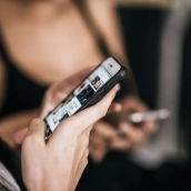 Un joven usando el teléfono móvil para ver vídeos en redes sociales. Fuente: Jcomp en Magnific.com Un joven usando el teléfono móvil para ver vídeos en redes sociales. Fuente: Jcomp en Magnific.com