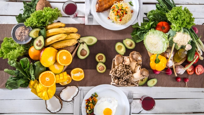 Almuerzo en la mesa con alimentos orgánicos saludables. Fuente: pvproductions en Magnific.