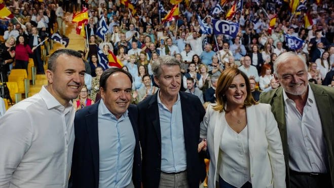 Feijóo, accompanied by PP Valencian leaders at the Palau de les Arts. Jorge Gil / Europa Press