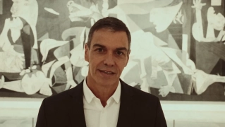 Retrato en museo frente a Guernica