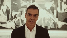 El presidente del Gobierno y líder del PSOE, Pedro Sánchez, frente al 'Guernica' en el Museo Reina Sofía. Fuente: Pedro Sánchez en X
