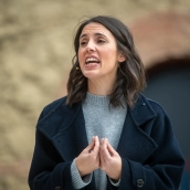La candidata de Podemos a las elecciones del 29N, Irene Montero, durante el acto 'Casa. Vida. Futur', en la plaça Major de Nou Barris. Lorena Sopêna / Europa Press