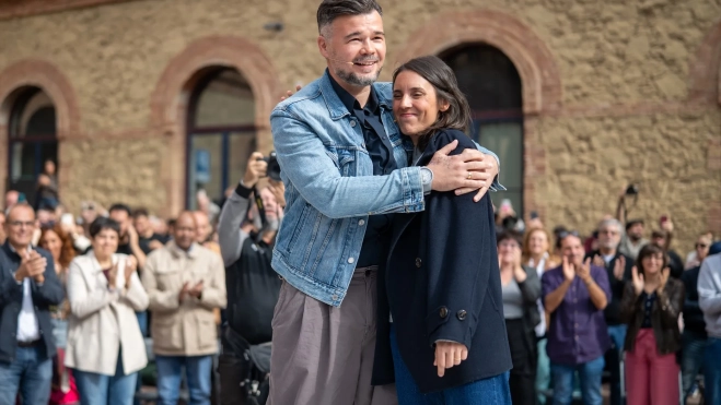 La candidata de Podemos a las elecciones del 29N, Irene Montero, y el cabeza de lista de ERC, Gabriel Rufián, durante el acto 'Casa. Vida. Futur', en la plaça Major de Nou Barris. Lorena Sopêna / Europa Press