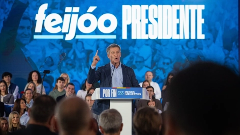 El presidente del Partido Popular, Alberto Núñez Feijóo, durante un acto público en el marco de la precampaña en Vigo esta mañana. Adrián Irago / Europa Press