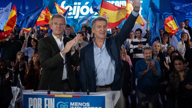 El presidente del Partido Popular, Alberto Núñez Feijóo (d), y el presidente de la Xunta, Alfonso Rueda (i), en el mitin del PP en Vigo esta mañana. Adrián Irago / Europa Press El presidente del Partido Popular, Alberto Núñez Feijóo (d), y el presidente de la Xunta, Alfonso Rueda (i), en el mitin del PP en Vigo esta mañana. Adrián Irago / Europa Press