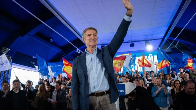 El presidente del Partido Popular, Alberto Núñez Feijóo, al finalizar el mitin del PP esta mañana en Vigo. Adrián Irago / Europa Press El presidente del Partido Popular, Alberto Núñez Feijóo, al finalizar el mitin del PP esta mañana en Vigo. Adrián Irago / Europa Press