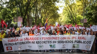 EuropaPress 7866464 numerosas personas sostienen pancarta lema subida salarios pensiones ipc