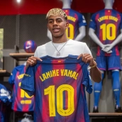 EuropaPress 6860767 futbolista lamine yamal posa camiseta firmar contrato fc barcelona 16 julio (1) EuropaPress 6860767 futbolista lamine yamal posa camiseta firmar contrato fc barcelona 16 julio (1)