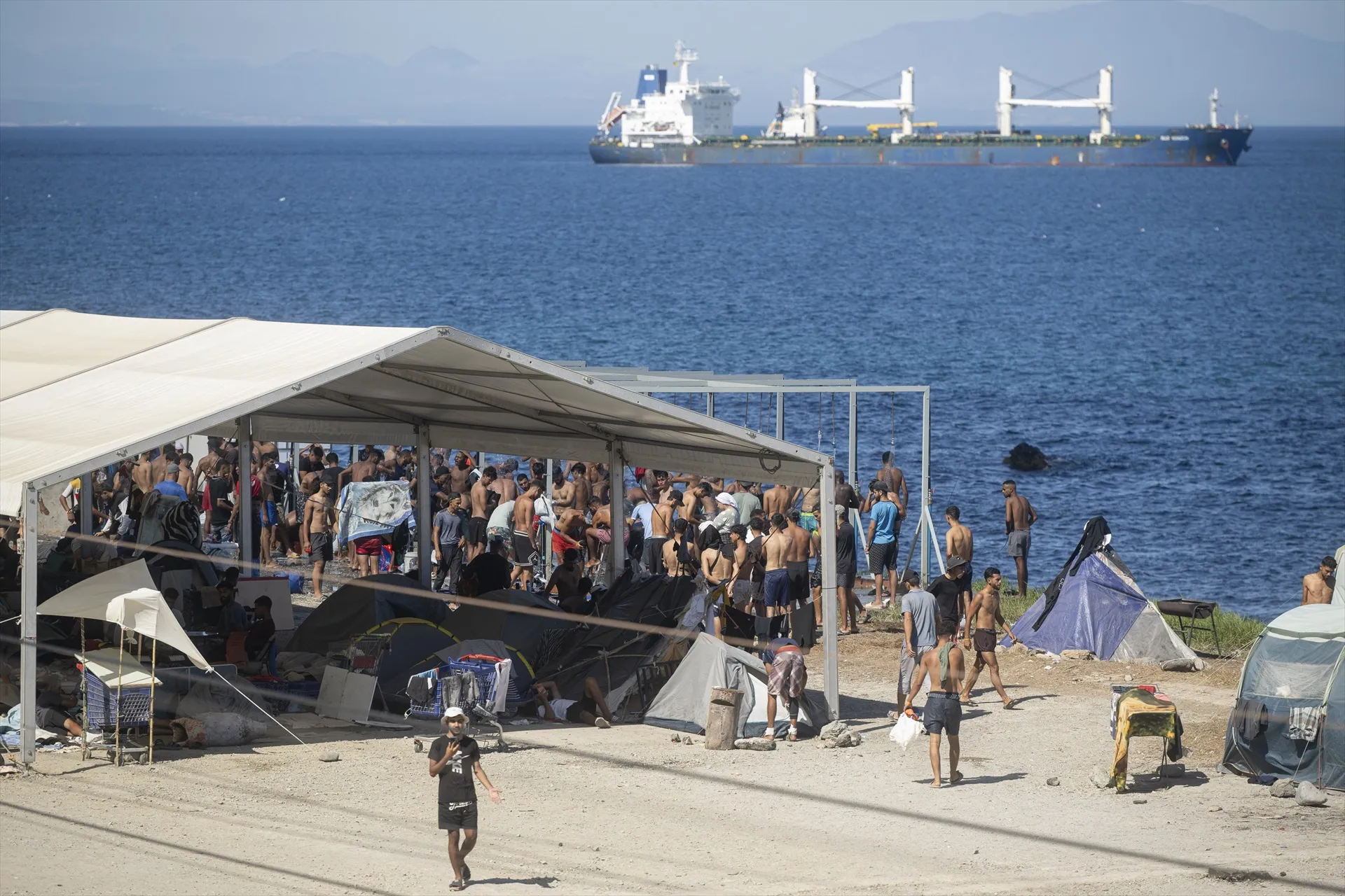 Varios migrantes acampados en la playa del Trampolín. Fuente: Marcos Moreno / Europa Press. Varios migrantes acampados en la playa del Trampolín. Fuente: Marcos Moreno / Europa Press.