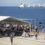 Varios migrantes acampados en la playa del Trampolín. Fuente: Marcos Moreno / Europa Press.