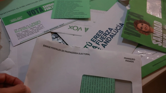 Papeletas electorales de las cinco candidaturas que compiten por la presidencia de la Junta de Andalucía en las elecciones del 17M. Fuente: Rocío Ruz / Europa Press.