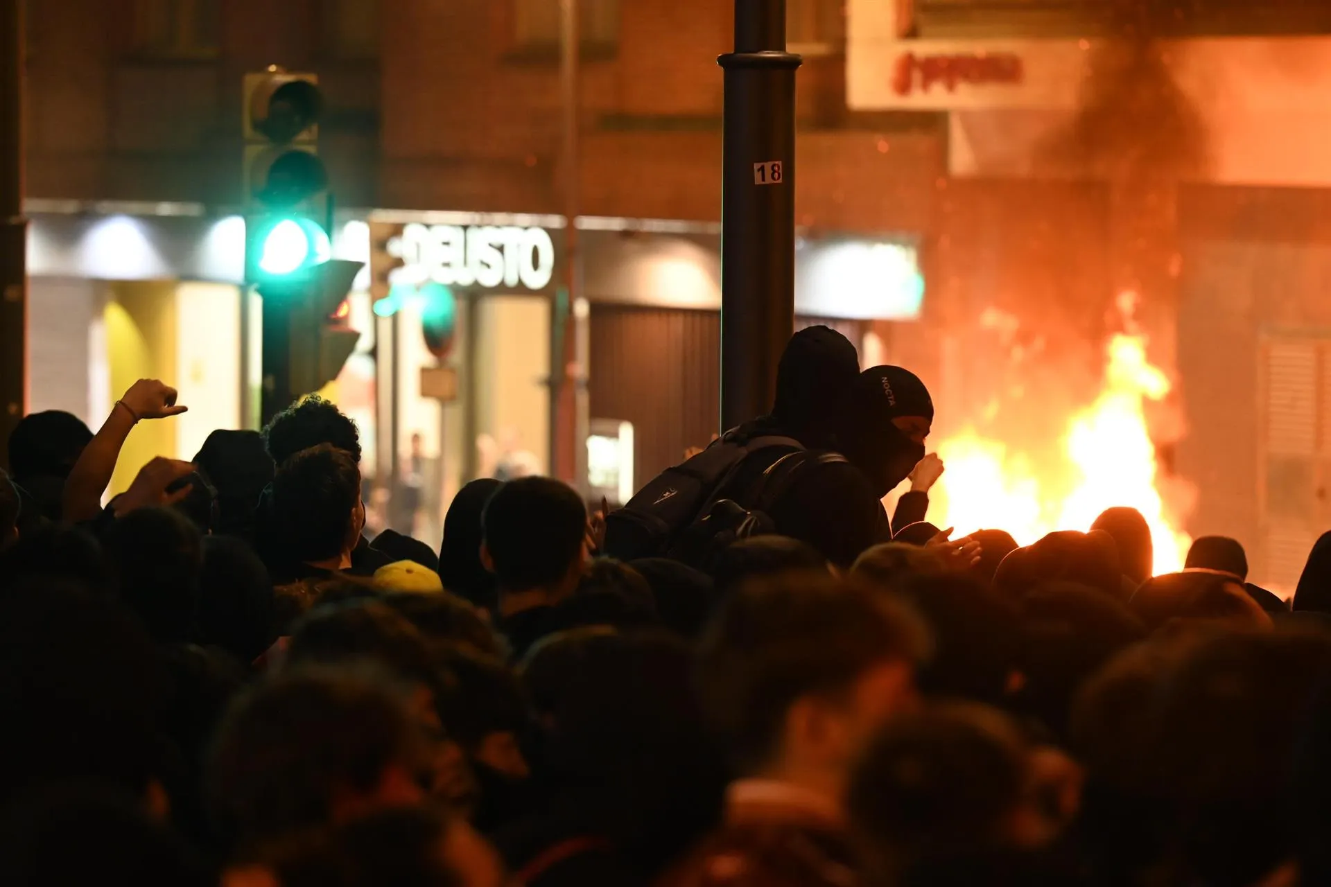 Disturbios con contenedores quemados tras la manifestación estudiantil en Bilbao. Fuente: Europa Press Disturbios con contenedores quemados tras la manifestación estudiantil en Bilbao. Fuente: Europa Press