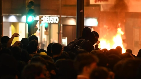 Disturbios con contenedores quemados tras la manifestación estudiantil en Bilbao. Fuente: Europa Press
