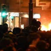 Disturbios con contenedores quemados tras la manifestación estudiantil en Bilbao. Fuente: Europa Press