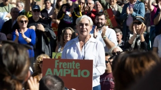 La candidata a la presidencia por el Frente Amplio, Ada Colau, en un mitin de precampaña del Frente Amplio ayer en Mostoles, Madrid. Fuente: Frente Amplio