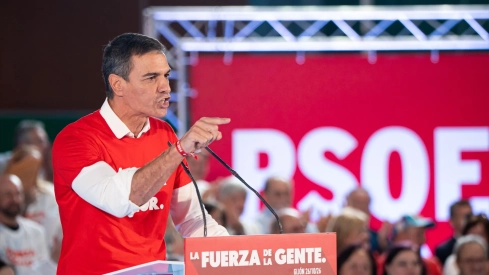 El secretario general del PSOE y presidente del Gobierno, Pedro Sánchez, interviene en un acto de precampaña del partido en Gijón. Juan Vega / Europa Press