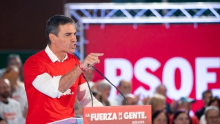 El secretario general del PSOE y presidente del Gobierno, Pedro Sánchez, interviene en un acto de precampaña del partido en Gijón. Juan Vega / Europa Press