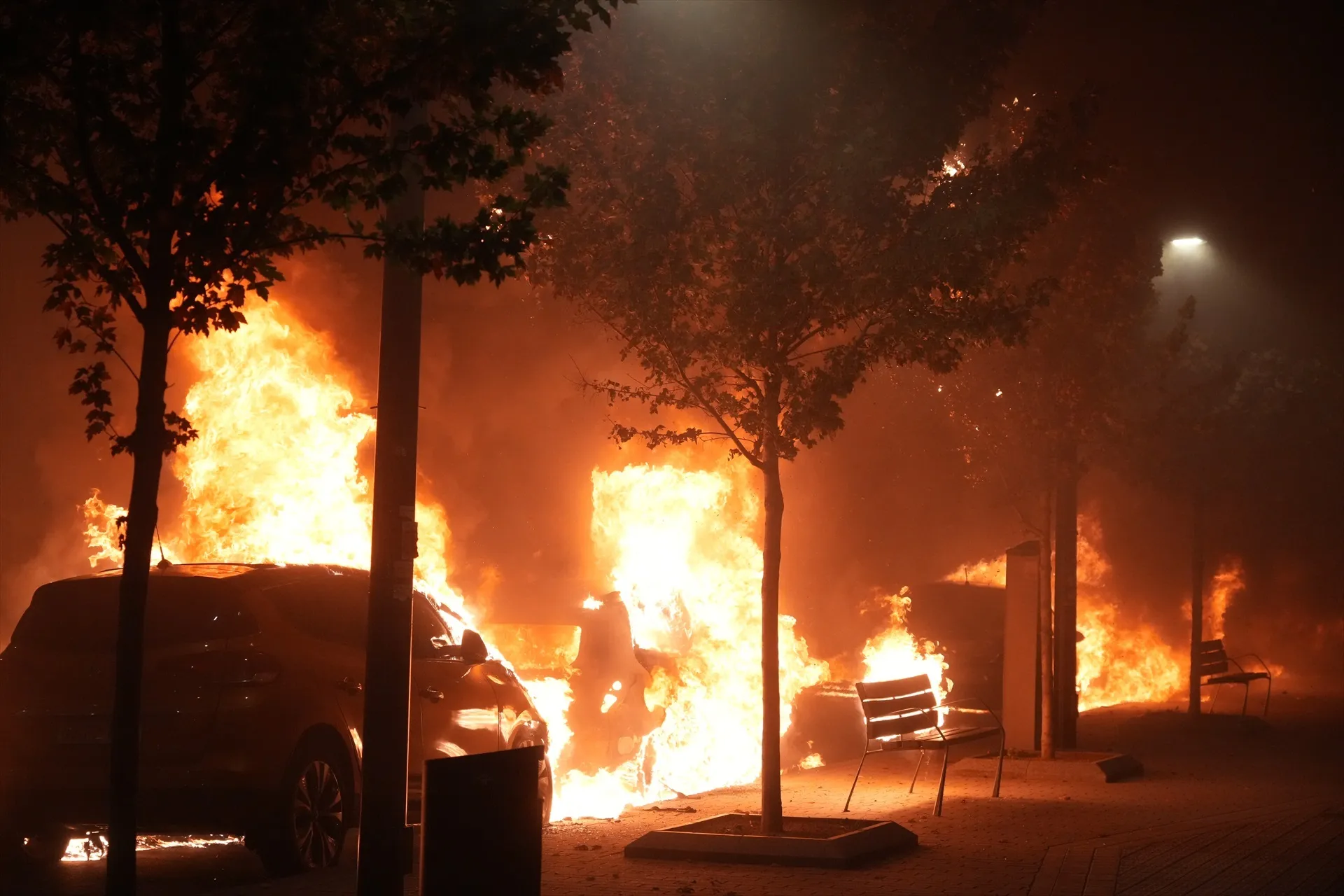 EuropaPress 7872135 varias personas incendian coches contenedores concentracion diversos EuropaPress 7872135 varias personas incendian coches contenedores concentracion diversos