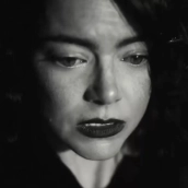 Emma Stone y Yorgos Lanthimos llevan su estilo cinematográfico a la Super Bowl con 'Unavailable' Emma Stone y Yorgos Lanthimos llevan su estilo cinematográfico a la Super Bowl con 'Unavailable'