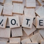 Aviso de imágen con el lema 'Votar'. Fuente: Imagen de WOKANDAPIX en Pixabay.