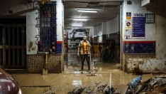 Una persona limpia su taller, a 6 de noviembre de 2024, en Paiporta, Valencia, Comunidad Valenciana (España). Rober Solsona / Europa Press