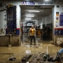 Una persona limpia su taller, a 6 de noviembre de 2024, en Paiporta, Valencia, Comunidad Valenciana (España). Rober Solsona / Europa Press