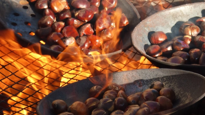 Cocinando castañas en una sartén a fuego alto. Imagen de Marc Pascual en Pixabay.