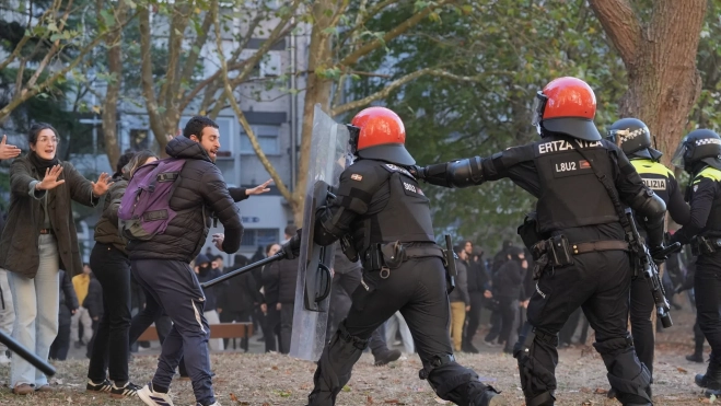 Agentes de la Ertzaintza intervienen durante una concentración para tratar de impedir un desahucio. Fuente: Iñaki Berasaluce / Europa Press.