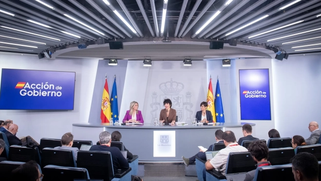 (I-D) La ministra de Educación, Formación Profesional y Deportes, Milagros Tolón; la ministra de Inclusión, Seguridad Social y Migraciones y portavoz del Gobierno, Elma Saiz, la ministra de Vivienda y Agenda Urbana, Isabel Rodríguez. Fuente: Fernando Sánchez / Europa Press.