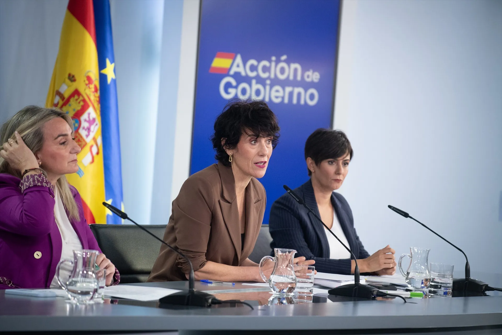 (I-D) La ministra de Educación, Formación Profesional y Deportes, Milagros Tolón; la ministra de Inclusión, Seguridad Social y Migraciones y portavoz del Gobierno, Elma Saiz, la ministra de Vivienda y Agenda Urbana, Isabel Rodríguez, durante una rueda de prensa tras el Consejo de Ministros en el Palacio de la Moncloa. Fuente: Fernando Sánchez / Europa Press. (I-D) La ministra de Educación, Formación Profesional y Deportes, Milagros Tolón; la ministra de Inclusión, Seguridad Social y Migraciones y portavoz del Gobierno, Elma Saiz, la ministra de Vivienda y Agenda Urbana, Isabel Rodríguez, durante una rueda de prensa tras el Consejo de Ministros en el Palacio de la Moncloa. Fuente: Fernando Sánchez / Europa Press.